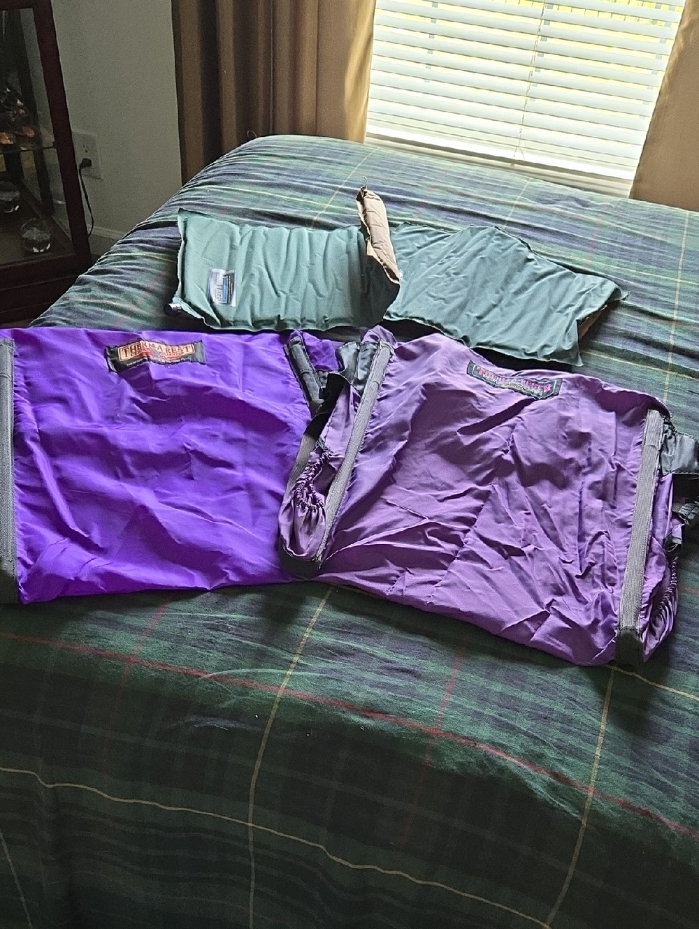 2 THERM-A-REST SAMPING/STADIUM CHAIRS & AIR SEAT CUSHIONS
